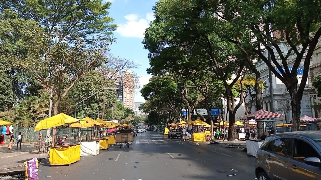 A street and a market in Belo Horizonte